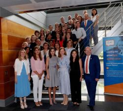 Su Majestad la Reina en una foto de grupo al finalizar su visita de trabajo a la sede de la UICC